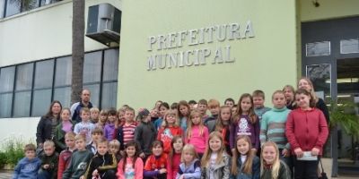 São Lourenço do Sul - alunos da Escola Martinho Lutero visitam o gabinete do prefeito