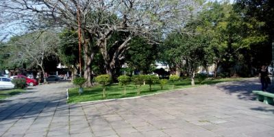 Praça Zeca Netto recebe limpeza, poda de árvores e corte de grama