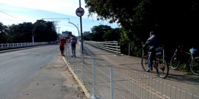 Ponte sobre o Arroio Duro recebe grade nova de proteção em Camaquã
