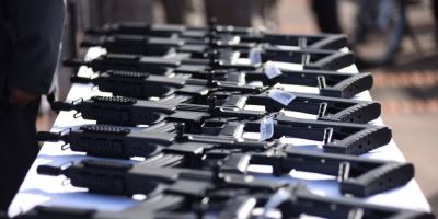 Governo entrega 90 motocicletas e 150 armas para a Brigada Militar