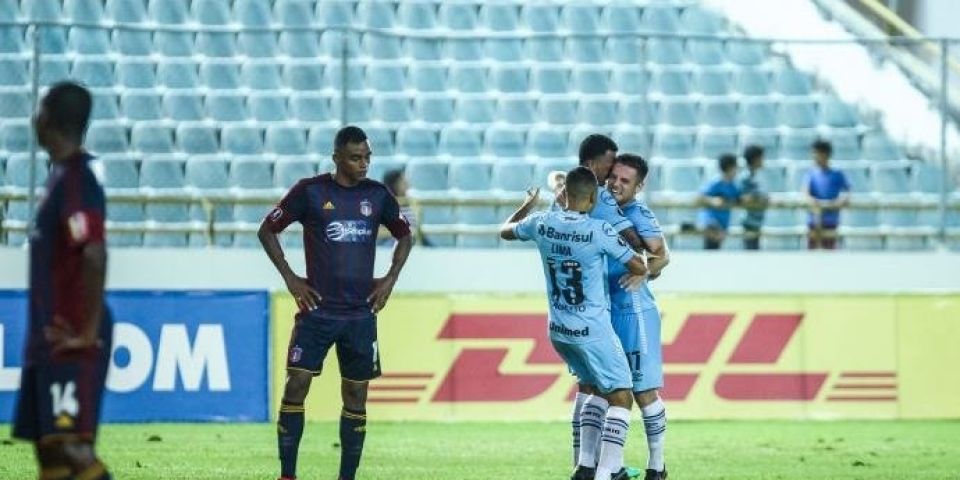Grêmio leva susto, mas vence o Monagas e avança na Libertadores