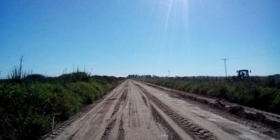 Estrada do Banhado do Colégio, Pacheca e Ilha Santo Antônio recebem patrolamento e encascalhamento