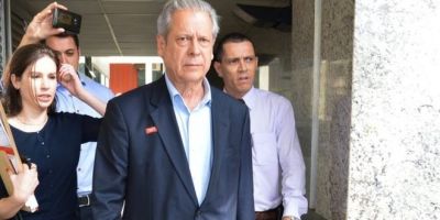 José Dirceu se entrega e vai para a Penitenciária da Papuda