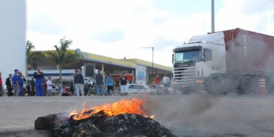 FOTOS e VÍDEOS: caminhoneiros são abordados e parados na BR-116 em Camaquã