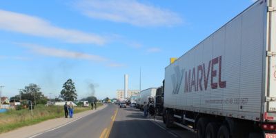 FOTOS e VÍDEO: protesto de caminhoneiros fica mais forte em Camaquã nesta terça (22)
