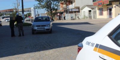 Motociclista fica ferido em acidente entre carro e moto na Loureiro em Camaquã