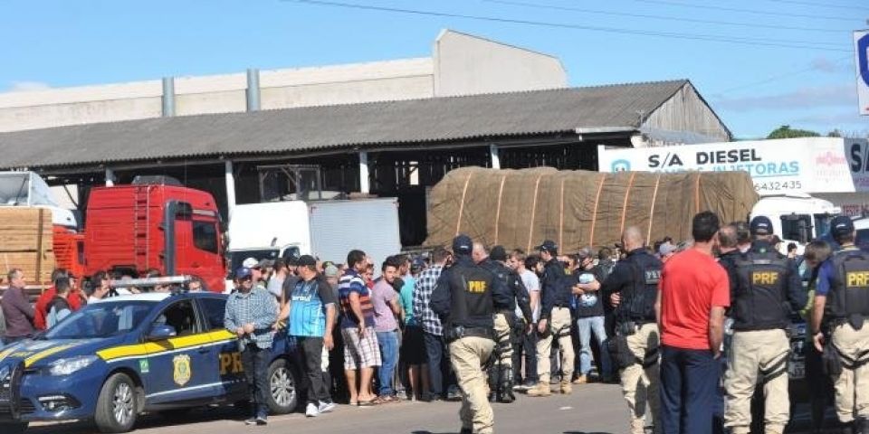 Segundo dia de paralisação de caminhoneiros afeta 22 Estados, aponta PRF