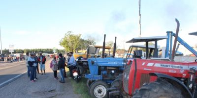 FOTOS: agricultores apoiam protestos dos caminhoneiros em Camaquã