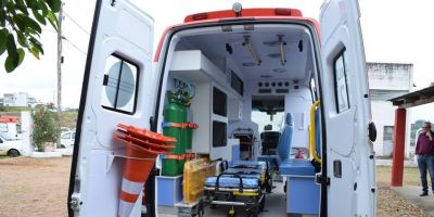 Secretaria da Saúde recebe nova ambulância em Cristal