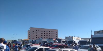 Taxistas apoiam caminhoneiros junto à BR-116 em Camaquã