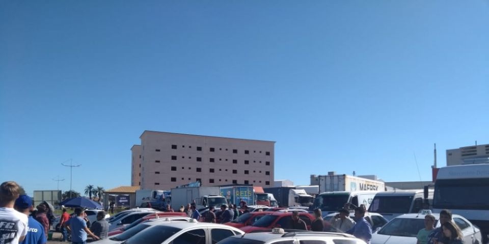 Taxistas apoiam caminhoneiros junto à BR-116 em Camaquã