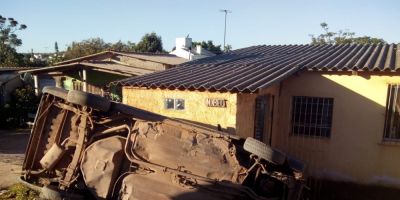 FOTOS: condutor perde controle do veículo e atinge casa no bairro Getúlio Vargas em Camaquã