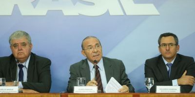 Governo e caminhoneiros fecham acordo; protesto é suspenso por 15 dias, diz governo