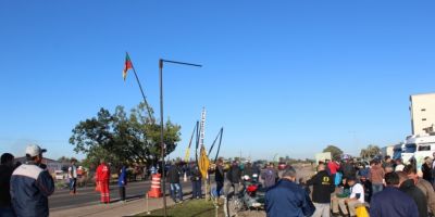 VÍDEO e FOTOS: segue do mesmo modo a paralisação dos caminhoneiros em Camaquã e região