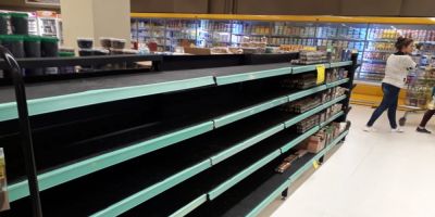Alguns supermercados já estão com prateleiras vazias em Camaquã