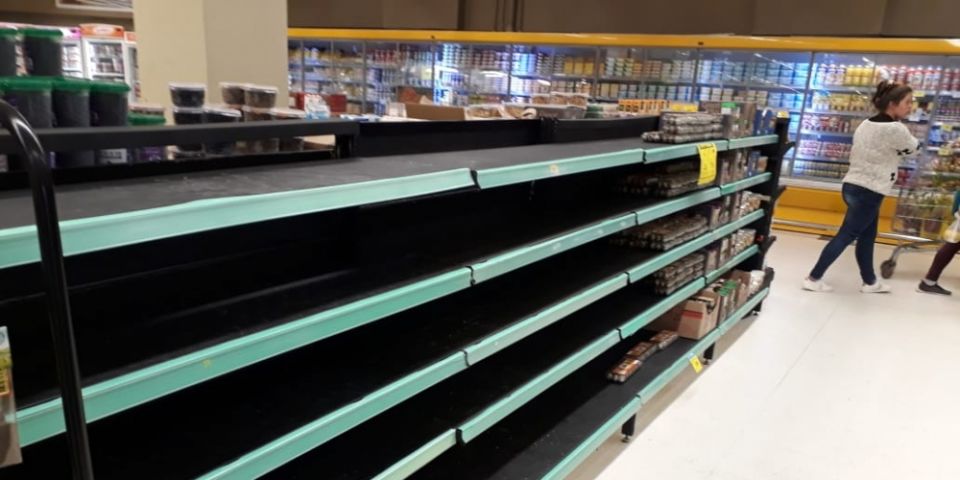 Alguns supermercados já estão com prateleiras vazias em Camaquã