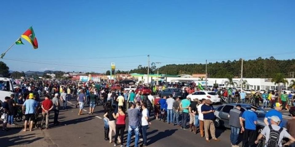 Mais de 30 cidades gaúchas registram manifestações em apoio aos caminhoneiros