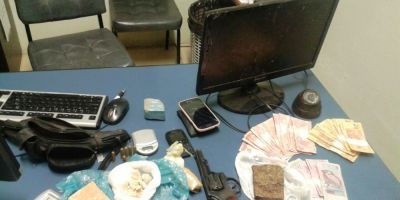Camaquã - POE do 30º BPM apreende mais de 1/2 quilo de drogas e prende 3 pessoas por tráfico de entorpecentes