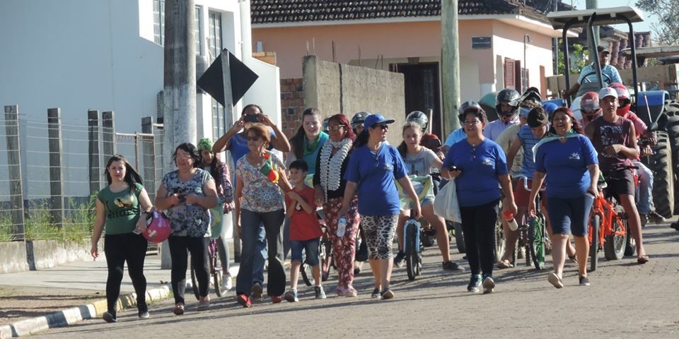 FOTOS: dezenas de pessoas realizam ato de apoio à greve dos caminhoneiros, em Amaral Ferrador  