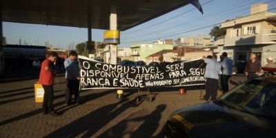 Caminhão é escoltado pela polícia para o posto Furnas de Camaquã, mas combustível deve ser só para segurança e saúde