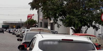 Gigantescas filas de carros se formam em postos de Camaquã na manhã desta quinta