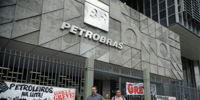 Petroleiros suspendem greve; Petrobras informa que refinarias operam