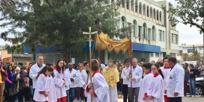 FOTOS: Festa de Corpus Christi leva fiéis à confecção de tapetes e procissão em Camaquã