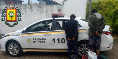 Dupla é presa furtando objetos de residência com moto furtada, em Camaquã