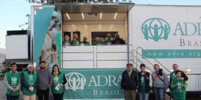 Voluntários fazem treinamento no caminhão da ADRA e distribuem alimentação na Praça Zeca Netto, em Camaquã