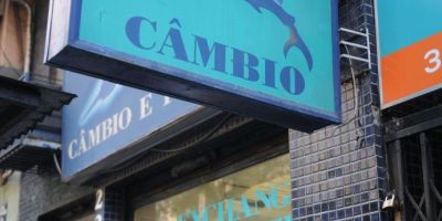 Dólar cai 5,35% e fecha cotado em R$ 3,70