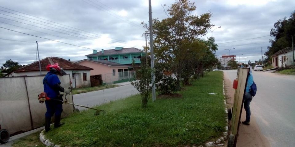 Serviços de jardinagem são realizados na Av. Nestor de Moura Jardim, em Camaquã