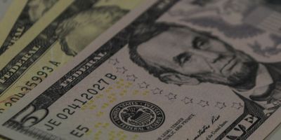 Semana começa com dólar em alta