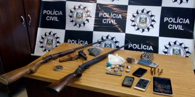 Polícia Civil apreende armas e quase meio quilo de drogas no interior de Amaral Ferrador