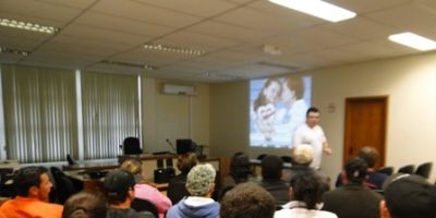 São Lourenço do Sul - sargento da BM ministra palestra no Projeto Conscientização no Trânsito