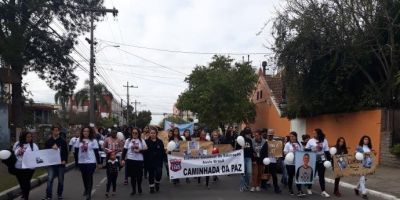 Passeata em Pelotas pede paz após morte violenta de estudante de 16 anos