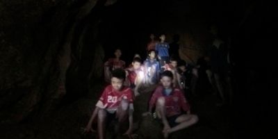 MUNDO: médico e soldados ajudam adolescentes presos em caverna na Tailândia