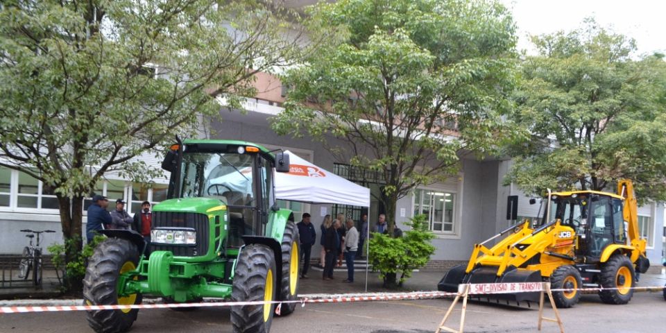 Prefeitura de Camaquã recebe máquinas para a Patrulha Agrícola