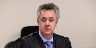 Relator da Lava Jato suspende decisão que concede liberdade a Lula