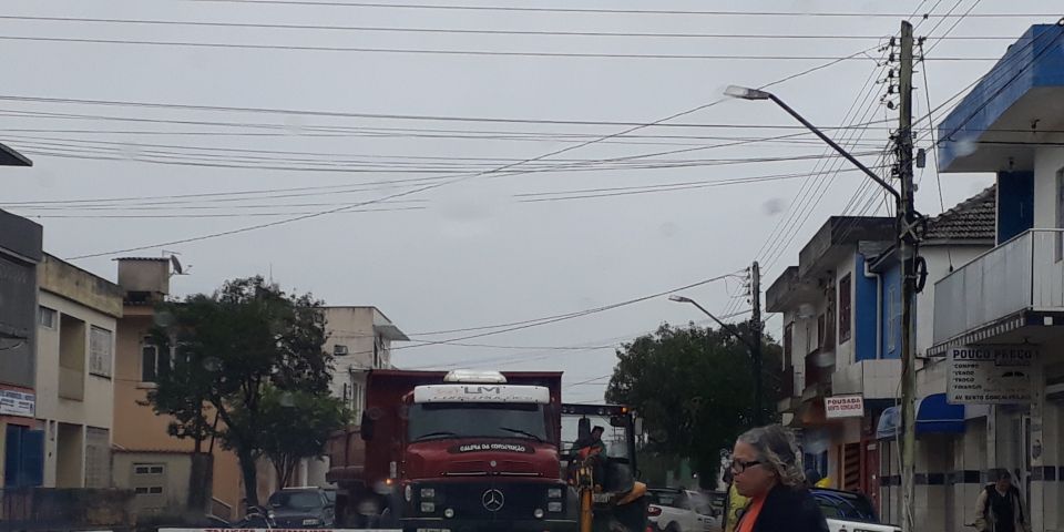 Trânsito interrompido em parte da Bento Gonçalves, em Camaquã, em função de buraco na via 