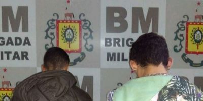 FOTOS: BM prende dupla com carro roubado, arma e munições em Dom Feliciano 