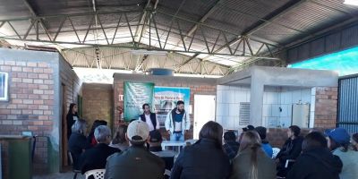Cooperativa dos Agricultores da Feira Willi Dummer recebe informações sobre roteiro da coleta seletiva no interior