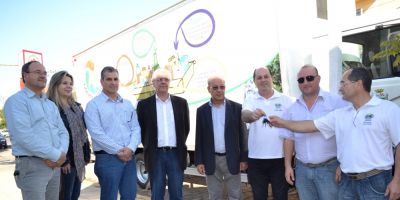 Camaquã - novos caminhões da coleta seletiva de lixo são entregues. Eles já devem ser usados nesta quinta