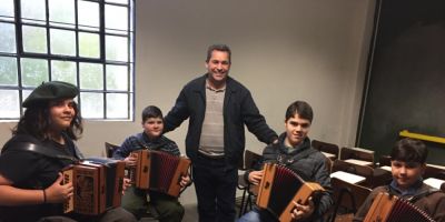 Secretário da Cultura de Camaquã visita fábrica de gaiteiros em Barra do Ribeiro