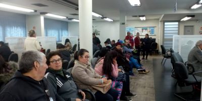 Servidores gaúchos lotam o Banrisul para tomar os seus salários emprestados
