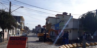 Inicia nesta quarta escavação para obras na Bento Gonçalves e trânsito fica complicado