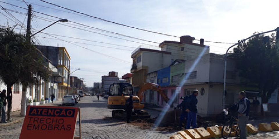 Inicia nesta quarta escavação para obras na Bento Gonçalves e trânsito fica complicado