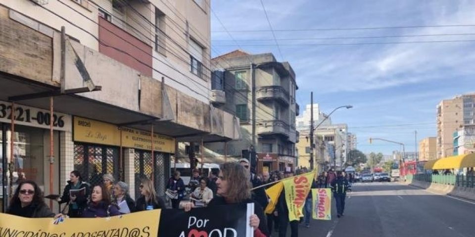 Caminhada dos municipários bloqueia ruas do Centro de Porto Alegre