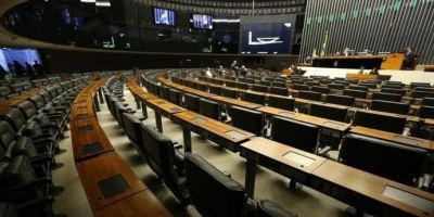 Na volta do recesso, só oito dos 513 deputados marcam presença na Câmara