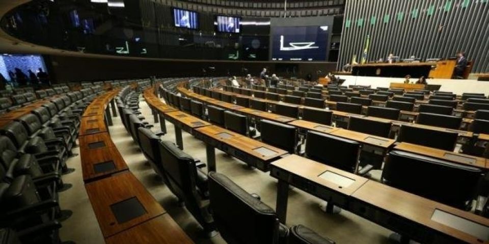 Na volta do recesso, só oito dos 513 deputados marcam presença na Câmara