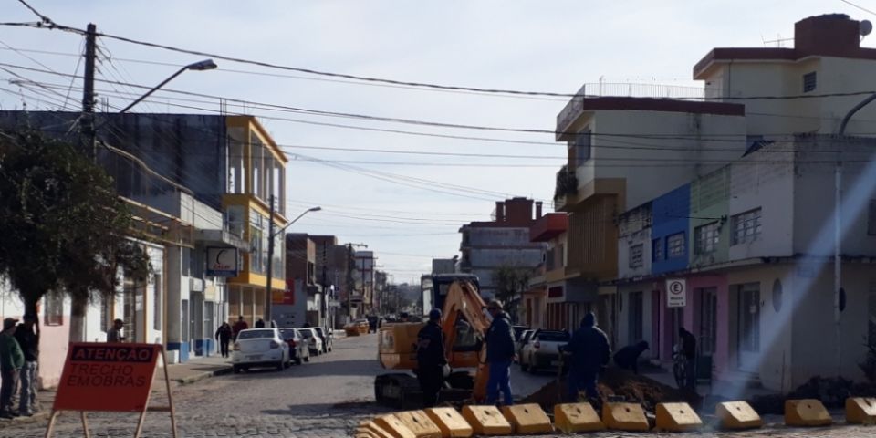Em função de obras, alterado em Camaquã o trânsito na Rua Bento Gonçalves